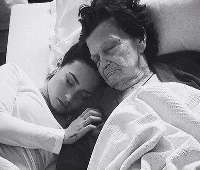 10代に絶大な支持を受ける歌手デミ、亡き曾祖母への涙の思いをつづる