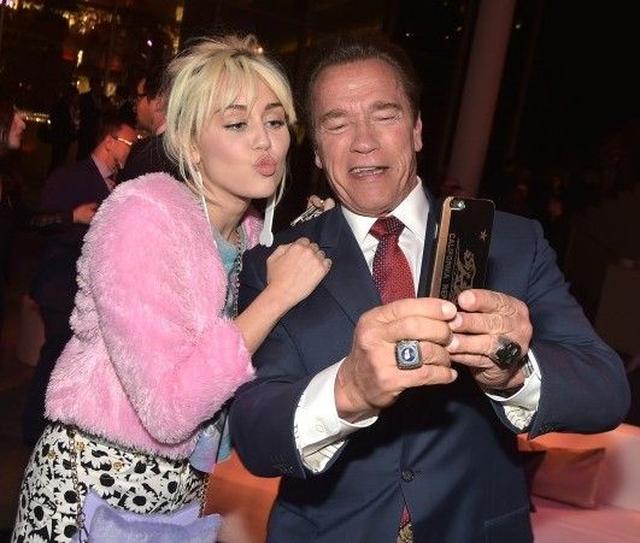 マイリー・サイラス、元彼の父親であるシュワルツェネッガーと自撮り