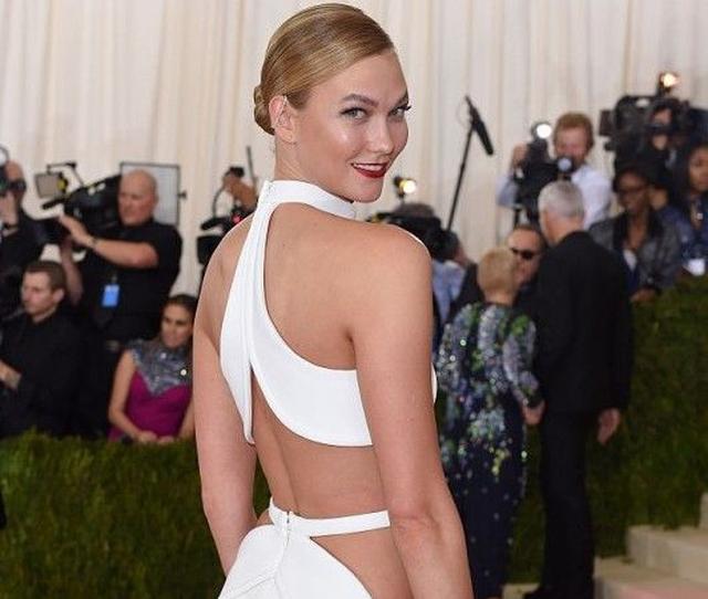 1着で3通りの着こなしに! カーリー・クロスがMETガラのドレスをフル活用