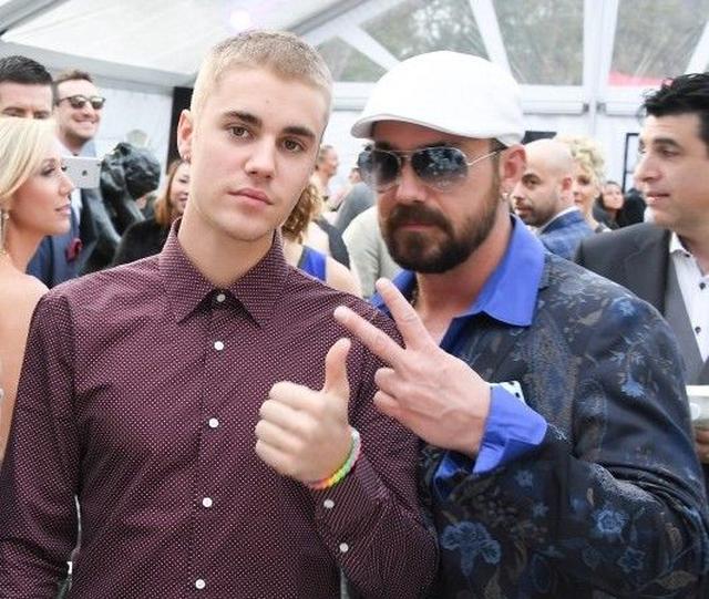 総費用約2千万円!ジャスティン・ビーバーが父の婚約記念パーティーに出席