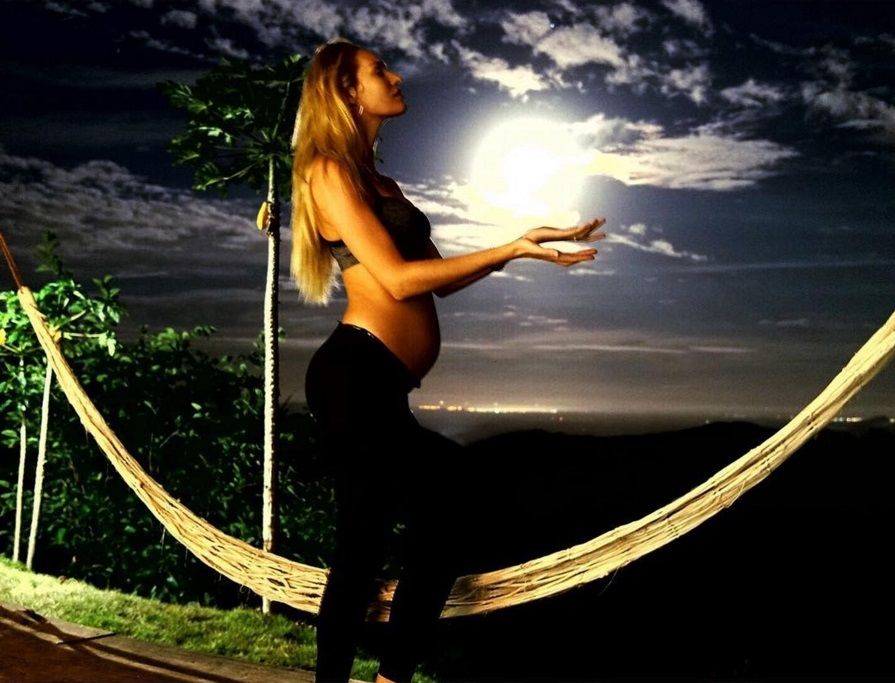 妊婦ライフをおしゃれに記録 ヴィクシーモデル、キャンディスのマタニティフォト集