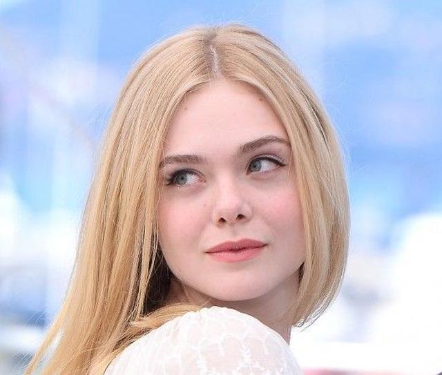 18歳のエル・ファニング、カンヌ国際映画祭で年上男性から突然キス! その相手とは