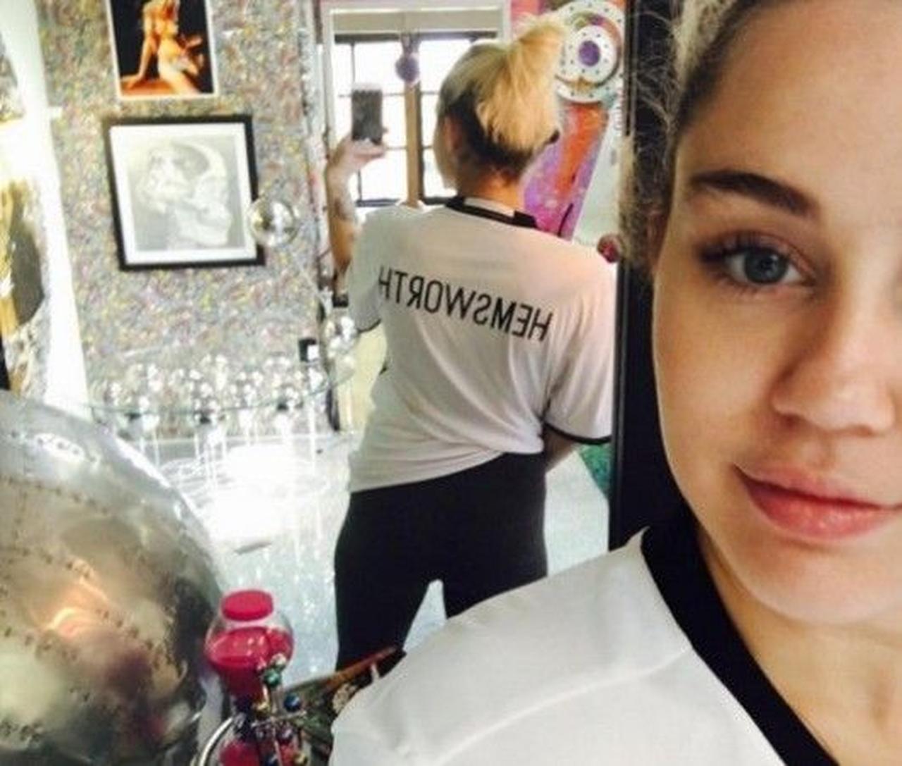 マイリーと俳優リアム・ヘムズワースの2度目の婚約、Tシャツで順調宣言