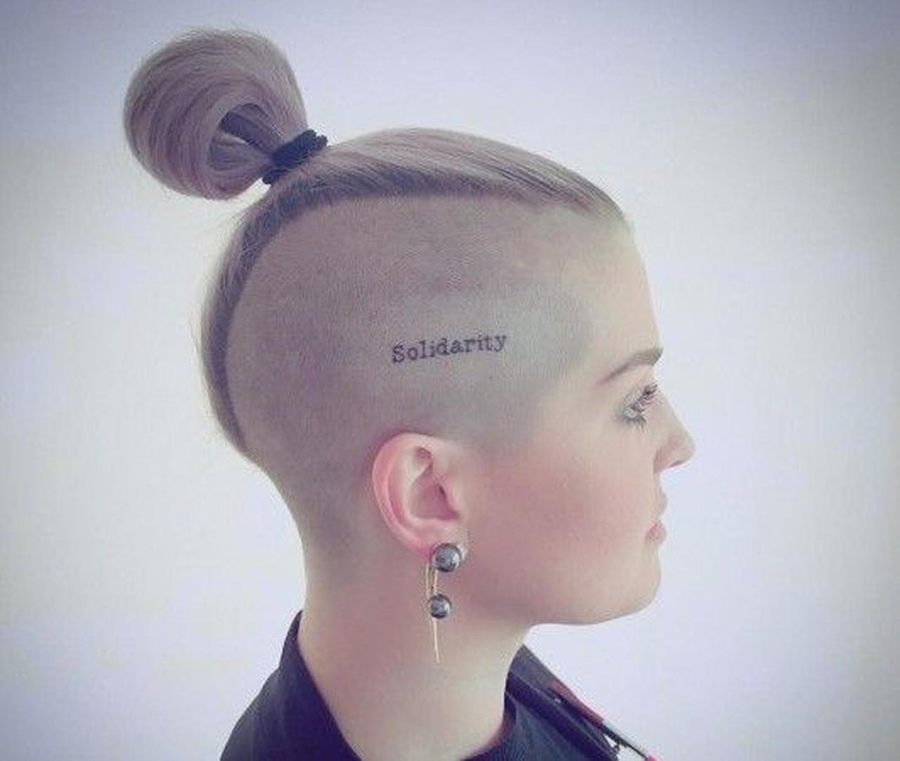 ケリー・オズボーン、フロリダ銃乱射事件を受け頭部に「団結」とタトゥー