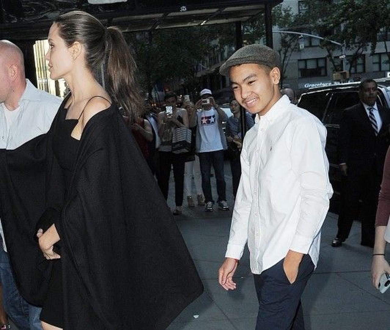 アンジェリーナ・ジョリーの長男、マドックス君が成長して母をエスコート