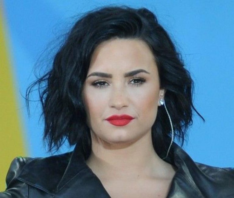 人気歌手デミ・ロヴァートがSNS停止宣言をし、7600万人のフォロワーが困惑