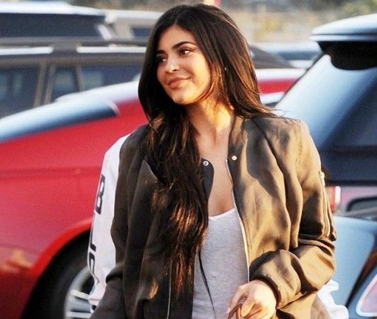 カイリー・ジェナーのミニマムに魅せるミニワンピスタイル