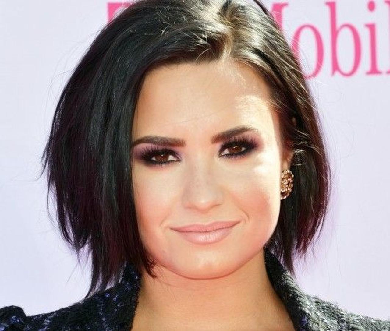 SNSやめる宣言した人気歌手のデミがわずか24時間でツイッターに復帰した理由