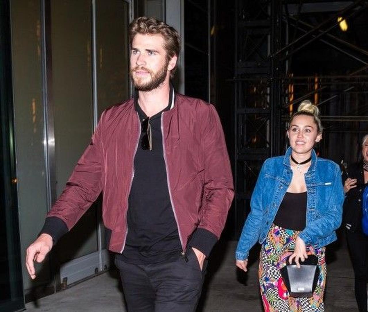 2度目の婚約をしたマイリー&リアム、NYで珍しい手つなぎデートをキャッチ