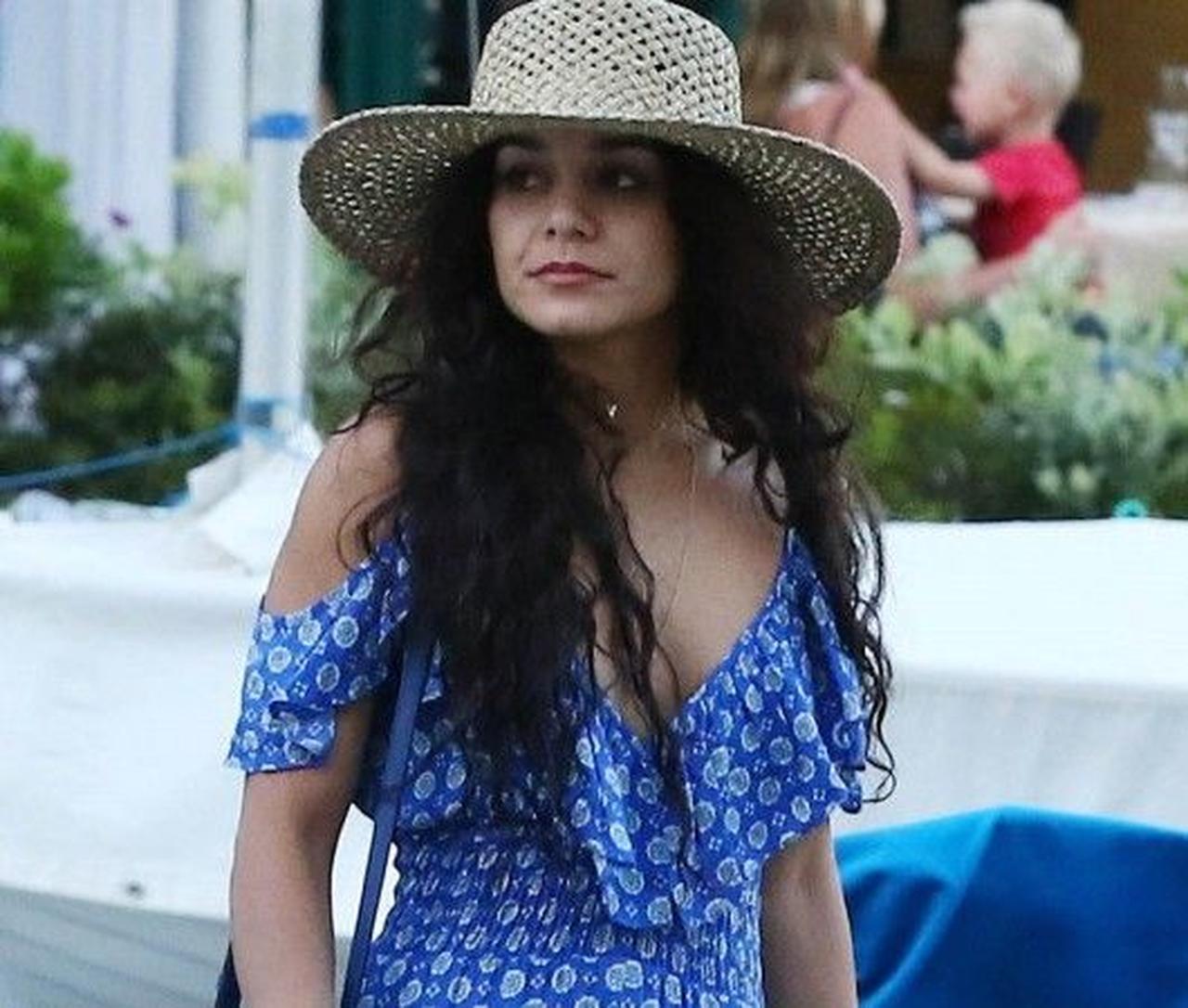 ヴァネッサ・ハジェンズ、バカンスのオフショルワンピスタイル