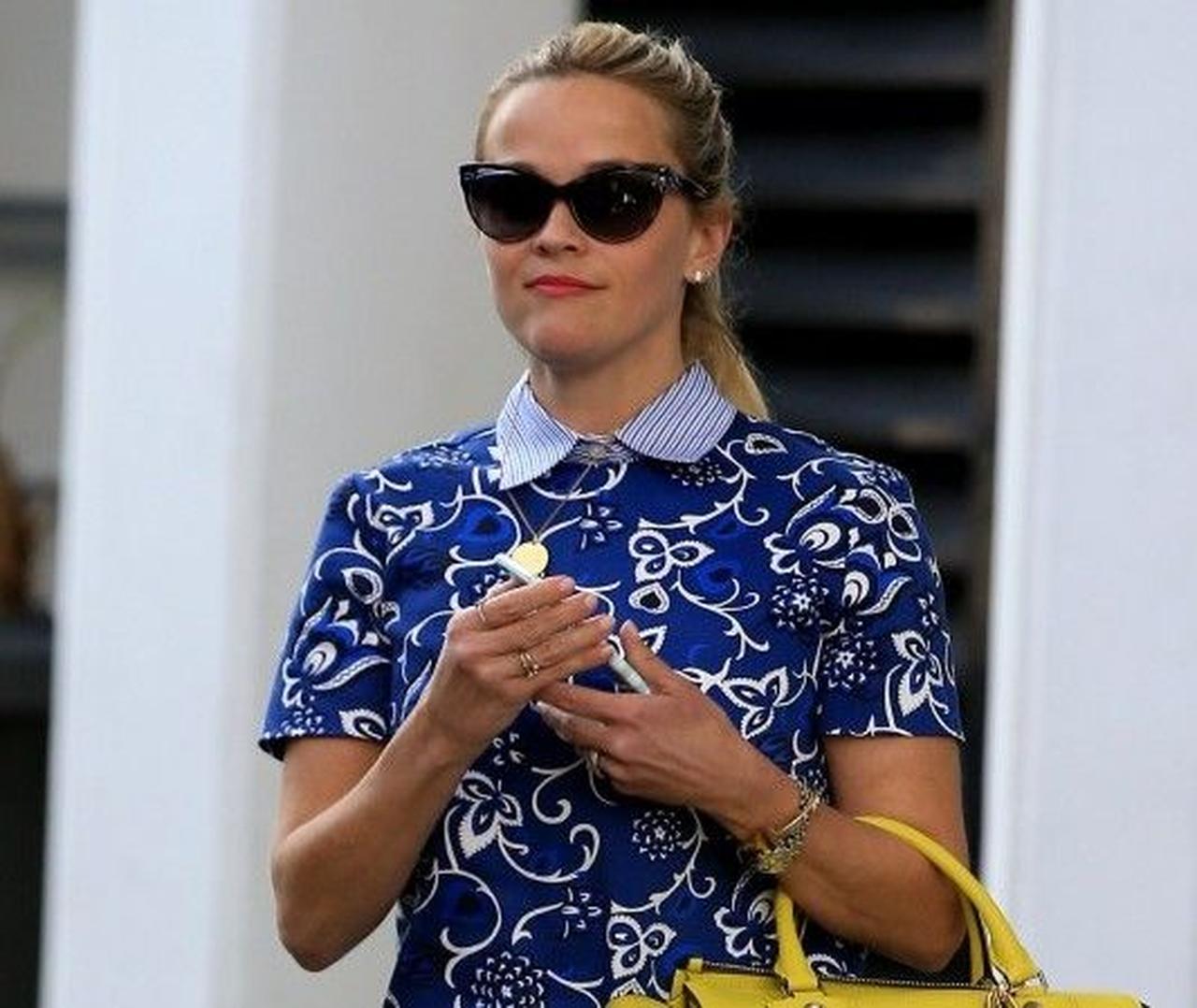 リース・ウィザースプーンの大人のサマーカラーリングスタイル