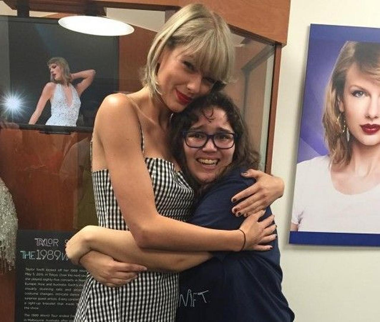 テイラー・スウィフト、自身が4億円で創立した音楽学校を電撃訪問しファンと交流