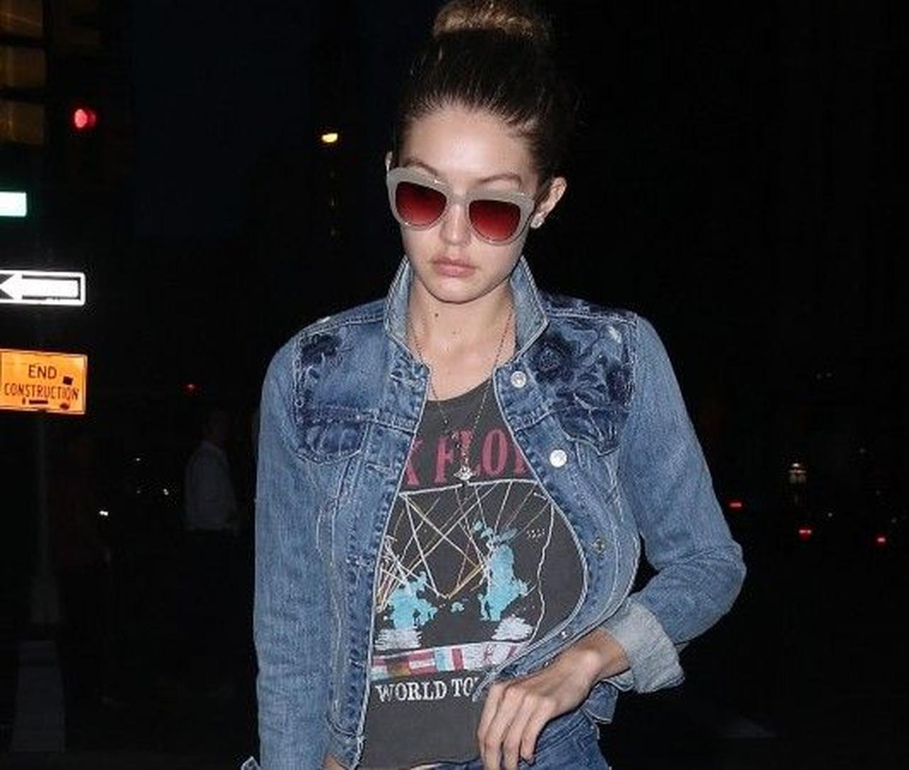 ジジ・ハディッドが着るグラム気分なデニム・オン・デニム