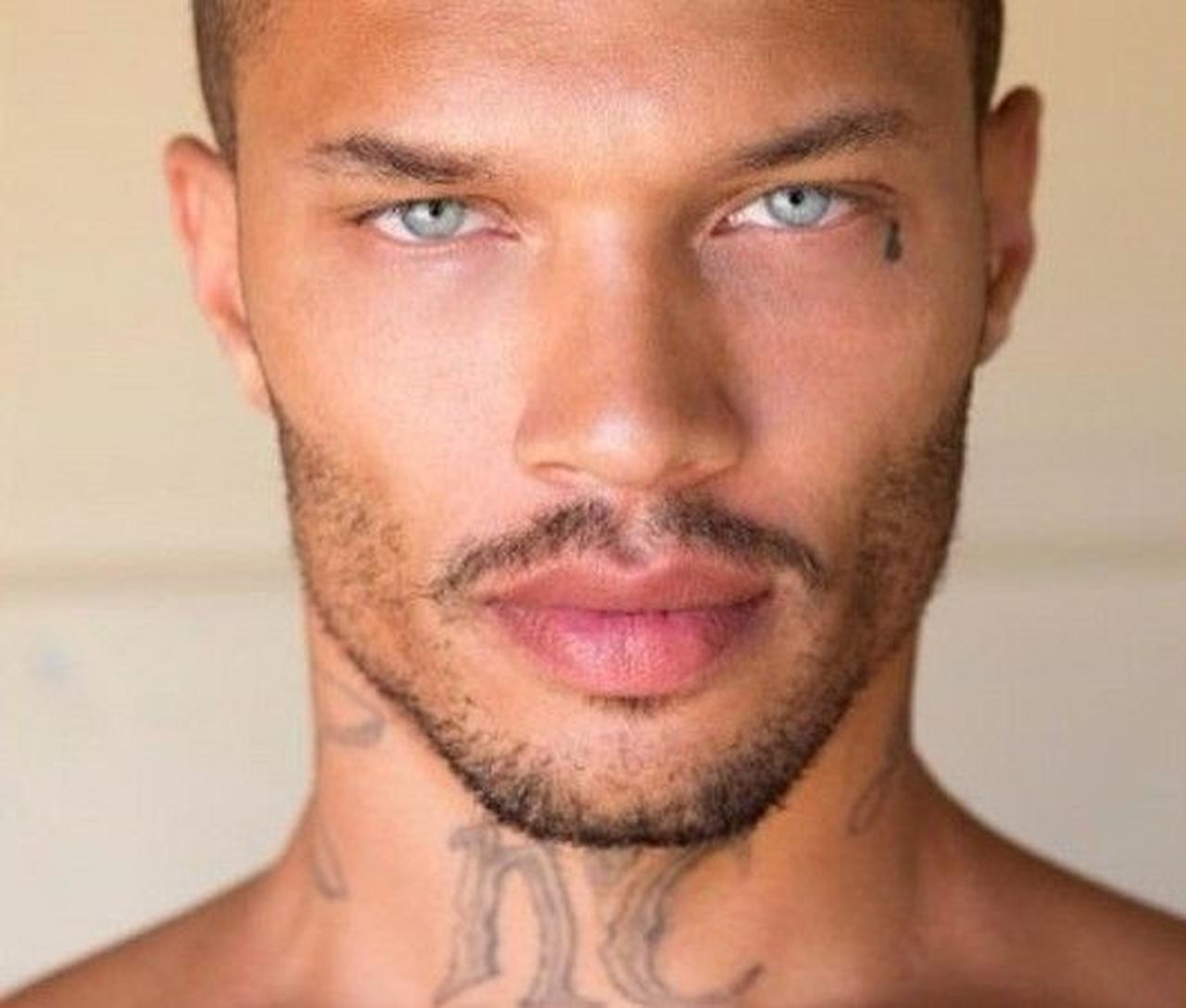 「イケメンすぎる犯罪者」ジェレミー・ミークス、軟禁中の自宅からモデル活動