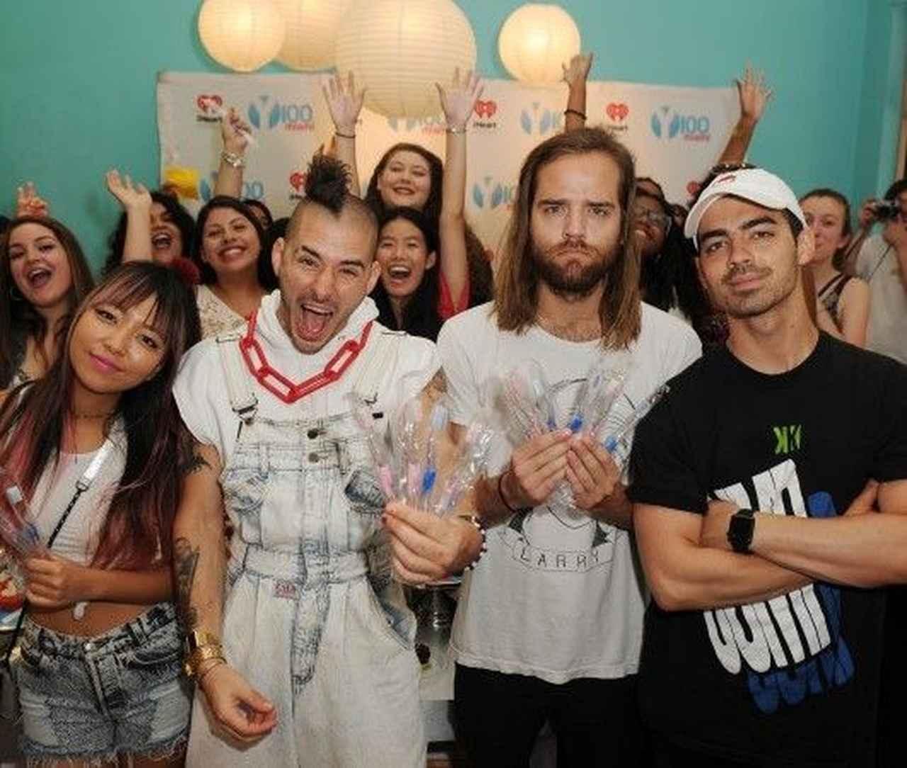 業界でひっぱりだこなバンドDNCEが「カップケーキ&歯ブラシ」パーティを開催