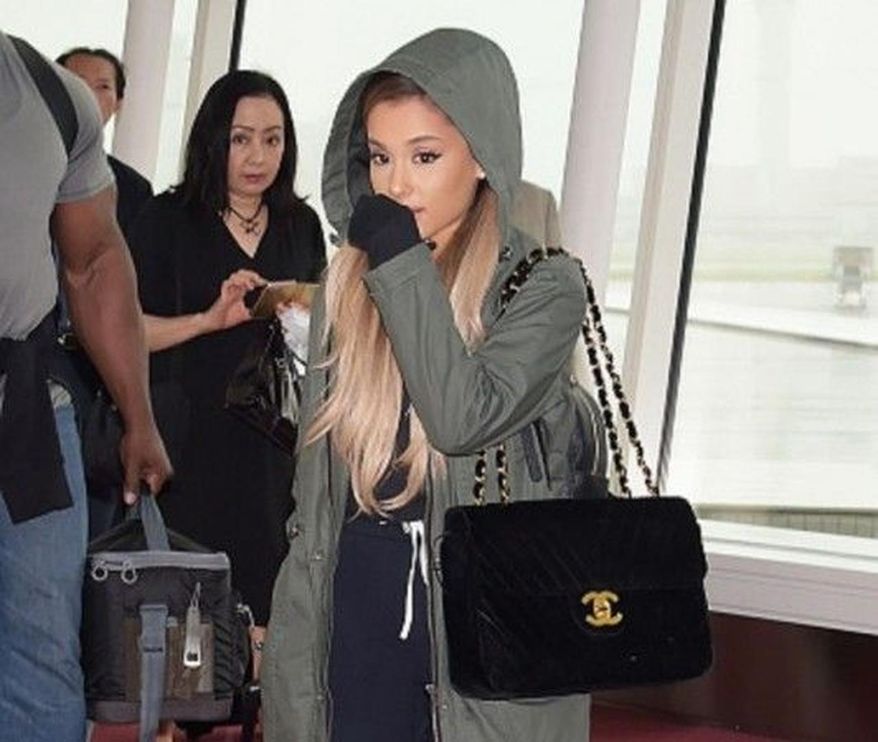 アリアナ・グランデが再来日して、「ベイブス、帰って来たよ♡」とコメント