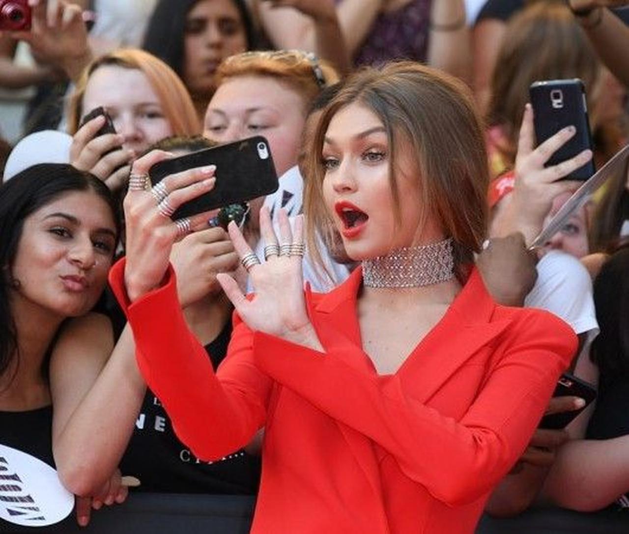 MMVAでアワード司会に初挑戦したジジ・ハディッドが6回もお色直し!