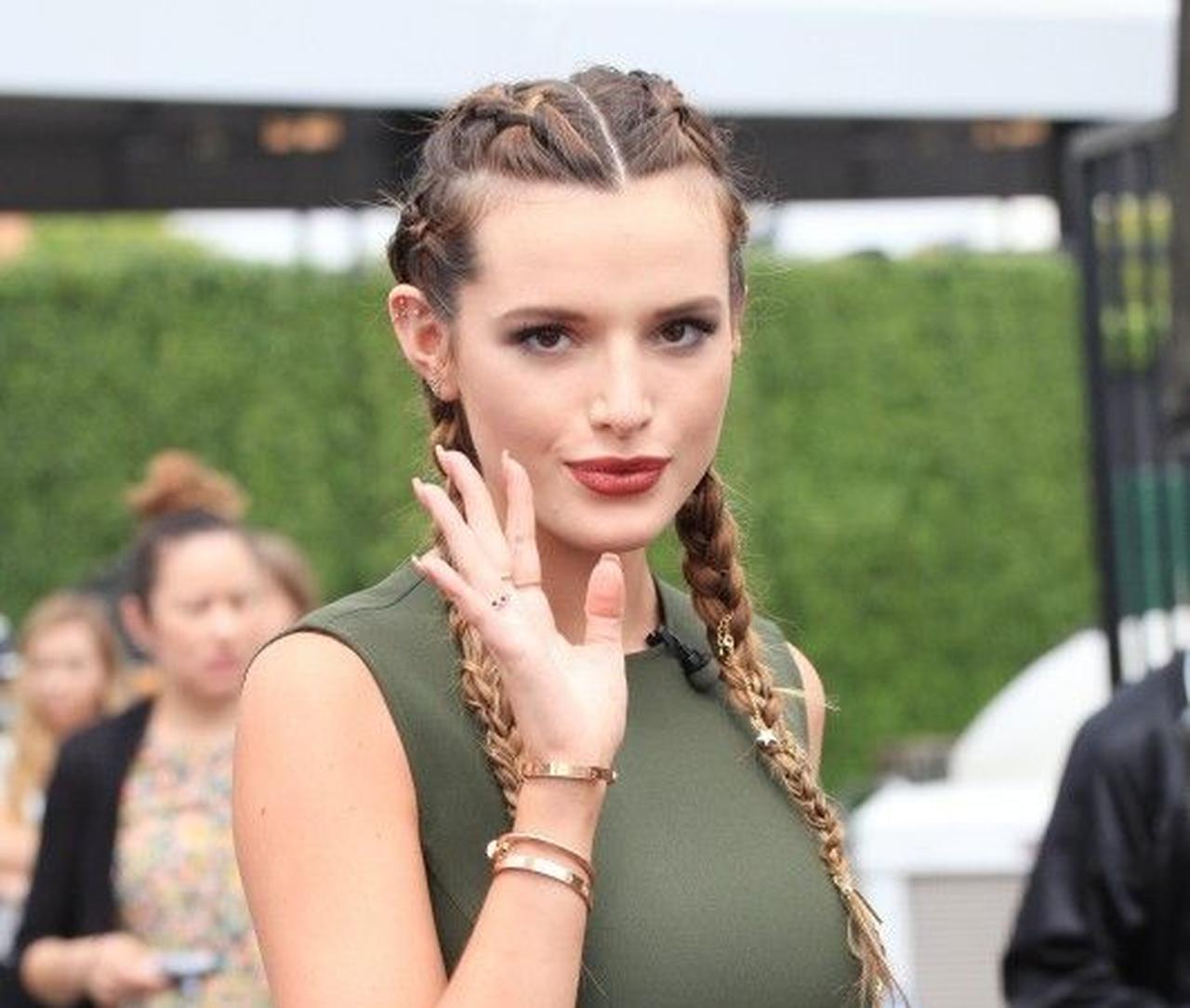 女優ベラ・ソーン、ニキビとポジティヴに向き合う方法