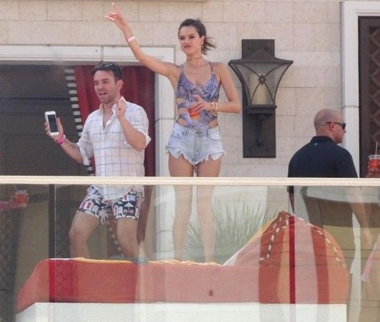 世界3大EDMフェスで、アレッサンドラ・アンブロジオがVIPエリアのソファーでダンス