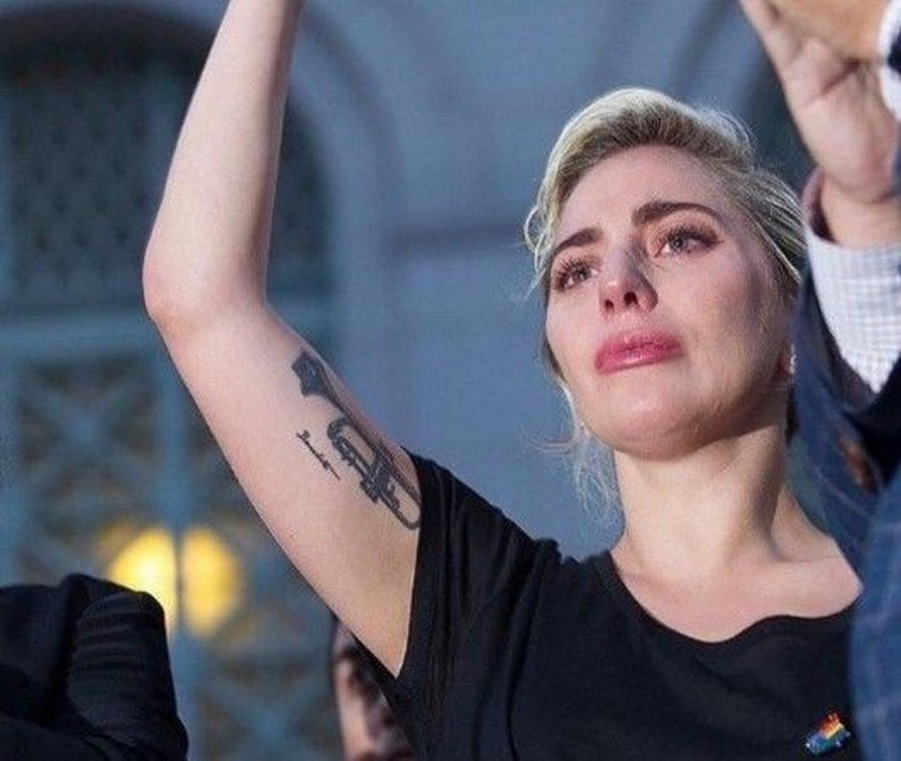 レディー・ガガ号泣 セレブたちがフロリダ銃乱射事件の追悼イベントに参加