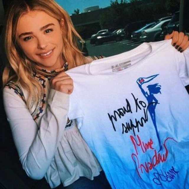 人気デザイナーが手がける選挙Tシャツを着てセレブたちがヒラリー大統領候補を応援