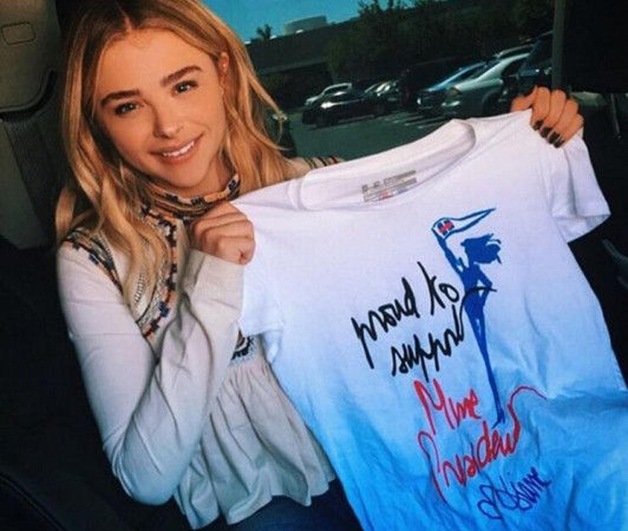 人気デザイナーが手がける選挙Tシャツを着てセレブたちがヒラリー大統領候補を応援