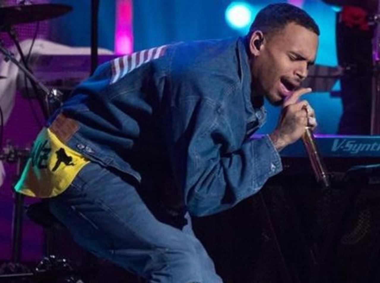 【写真アリ】クリス・ブラウン、9時間の立てこもり後に武器を用いた暴行容疑で逮捕される