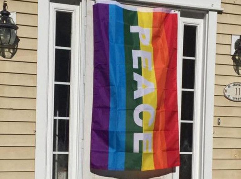 嫌がらせを受けたLGBTカップルの為に、近隣住宅が一斉にレインボーフラッグを掲げる