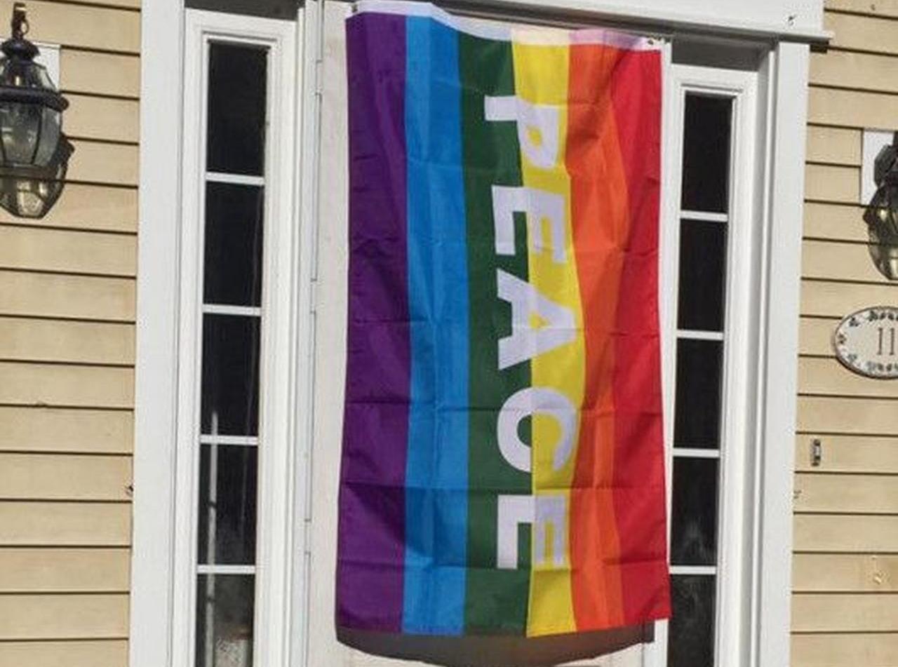 嫌がらせを受けたLGBTカップルの為に、近隣住宅が一斉にレインボーフラッグを掲げる