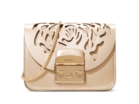 フルラ90周年バッグは日本人の切り絵作家によって繊細に描かれた花がモチーフ