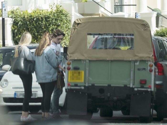 ブルックリン・ベッカムの止まらない高級車漁り!今度は女性をヴィンテージ車に乗せて