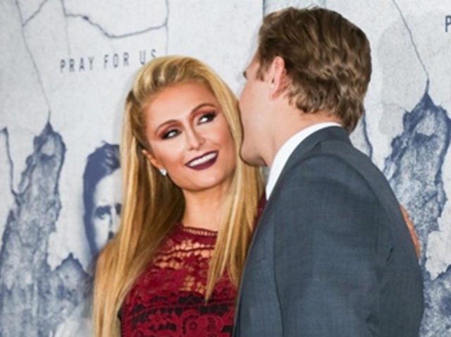 パリス・ヒルトンが恋人のプレミアに登場、イチャつきすぎて話題を独占