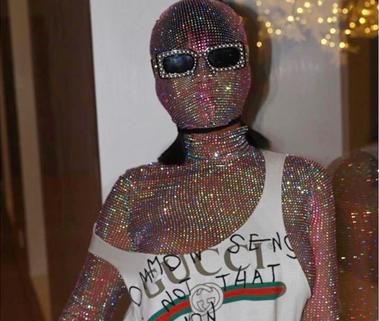 リアーナのフェスファッションに「呼吸出来るの？」「キラキラ忍者」