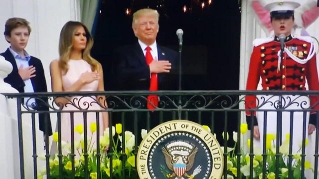 トランプ大統領、式典中にアレをしなかった為メラニア夫人に小突かれる