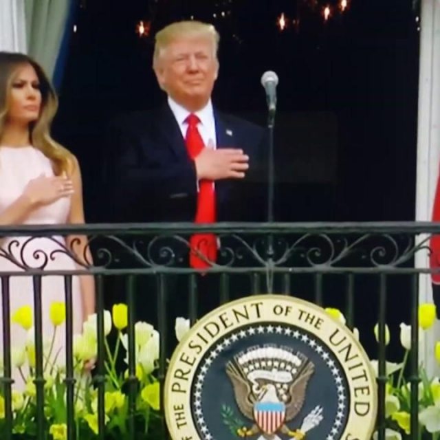 トランプ大統領、式典中にアレをしなかった為メラニア夫人に小突かれる