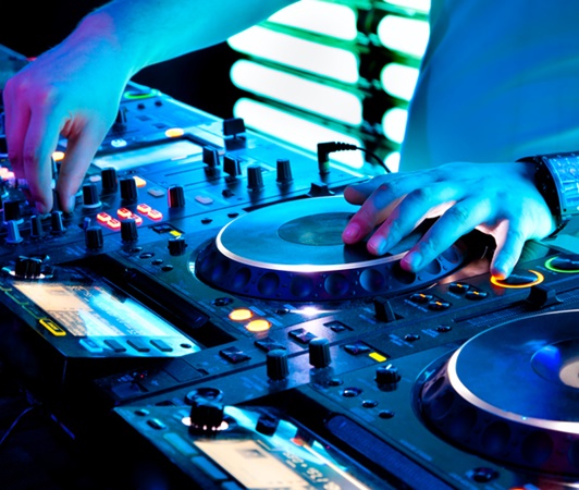 イスラム教の礼拝をリミックスしたDJに実刑1年