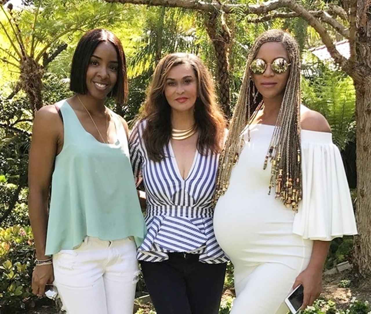 双子妊娠中のビヨンセが最新写真でさらにぽっこりしたお腹を公開