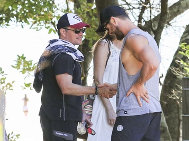 マット・デイモン、仲良し『アベンジャーズ』セクシー俳優と家族連れて豪有名ビーチへ