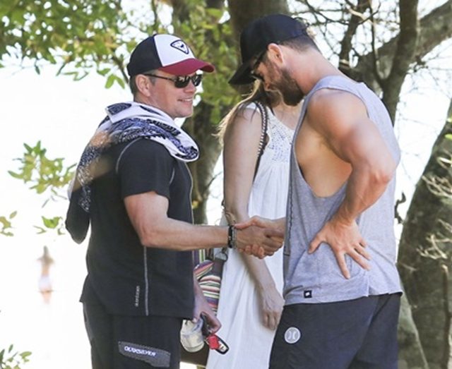 マット・デイモン、仲良し『アベンジャーズ』セクシー俳優と家族連れて豪有名ビーチへ