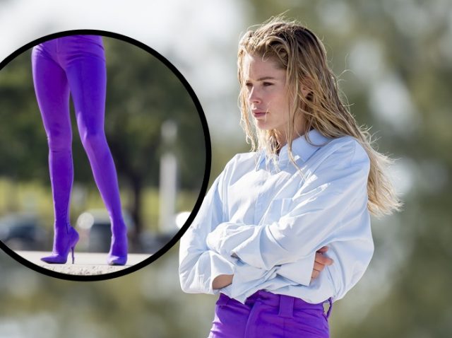 元ヴィクシーモデルのドウツェン・クロース、ビーチで一体型ブーツパンツ姿を披露