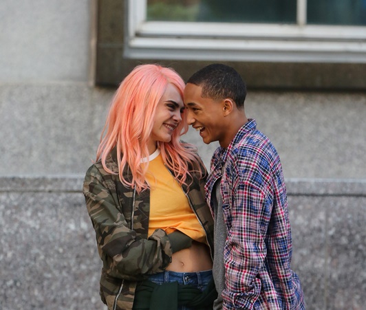 ジェイデン・スミス、人気女優カーラ・デルヴィーニュと膝まくらでイチャイチャ