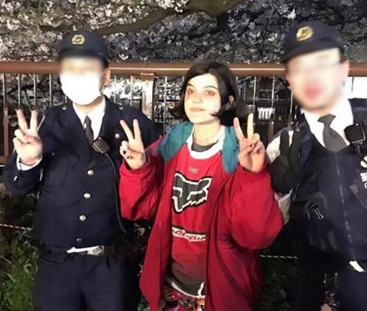 クリステン・スチュワートの元彼女が来日、中目黒で警察官とピース