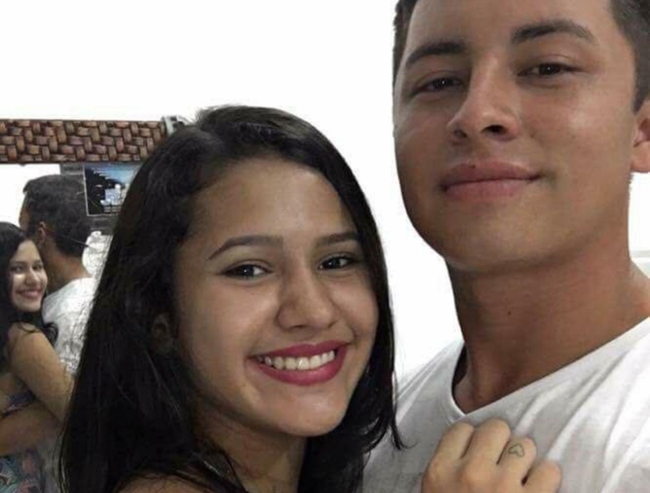 鏡の中からこっちを見ているのは誰？カップルが投稿した写真にネットが恐怖の渦に