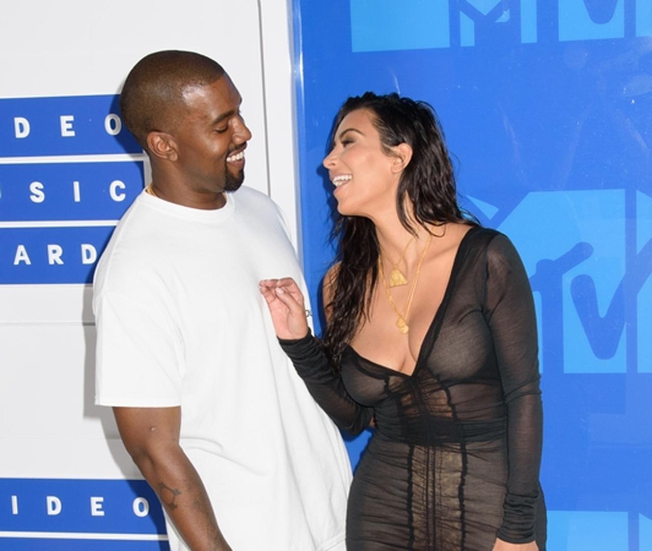 キム・カーダシアン、ゴールドのネックレスは夫婦の愛の証だった