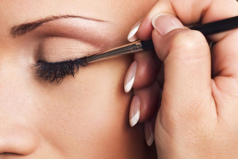 歯間ブラシの次はヘアピン!アイライナーを引く方法が進化しすぎている
