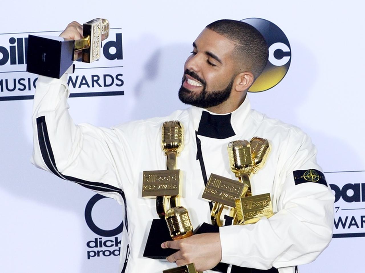 ドレイク、ビルボード・アワードでアデルを抜き史上最多「13部門受賞」を達成！