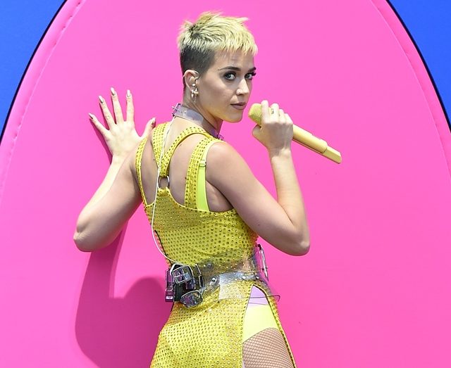 ケイティ・ペリー、ドレスに隠していた暗号は新曲のタイトル？今日発売か