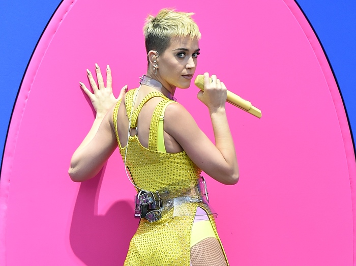 ケイティ・ペリー、ドレスに隠していた暗号は新曲のタイトル?今日発売か