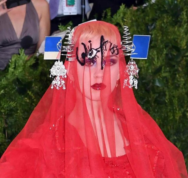 メット・ガラ共同主催者、ケイティ・ペリーのドレスにまた暗号？ファンが大騒ぎ