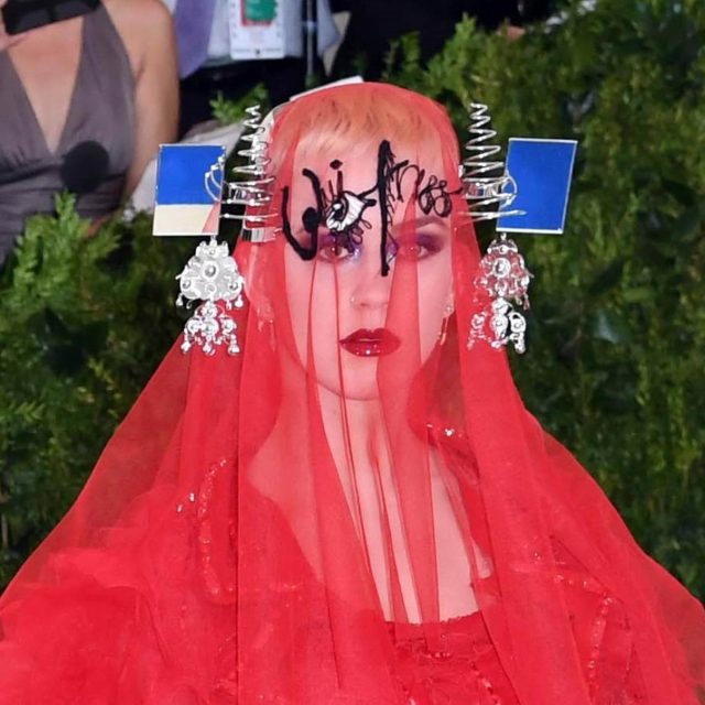 メット・ガラ共同主催者、ケイティ・ペリーのドレスにまた暗号？ファンが大騒ぎ